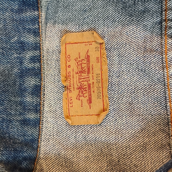Gender neutral..Levi's Trucker Jacket - Picture 5 of 8